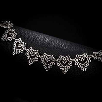 Retro Baroque Heart-shaped Hollow Alloy Necklace..