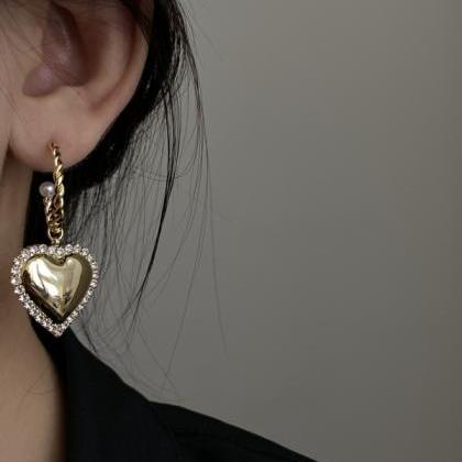 Vintage Rhinestone Alloy Heart Shape Earrings..