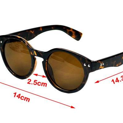 Unisex Circle Rivet Key-hole Sunglasses