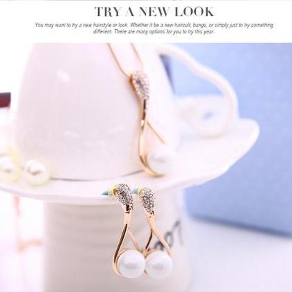 The Pearl Necklace Earrings Set