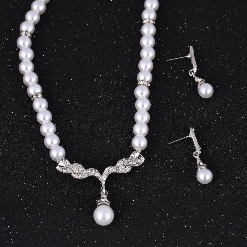 Two Piece Set Of Alloy Inlaid Diamond Pearl Necklace Earrings-silvery