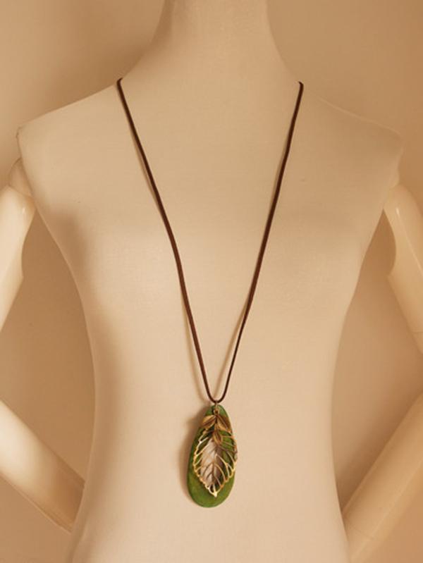Green Retro National Wood Necklace