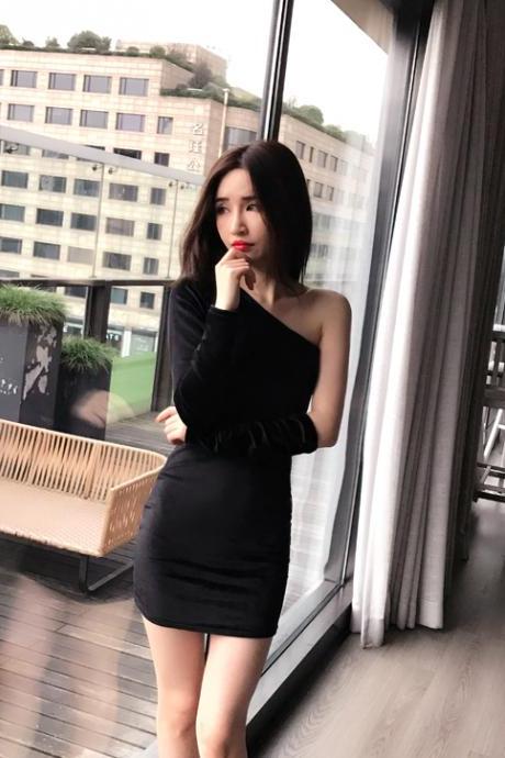 Black Velvet One-Shoulder Long Sleeve Short Bodycon Dress