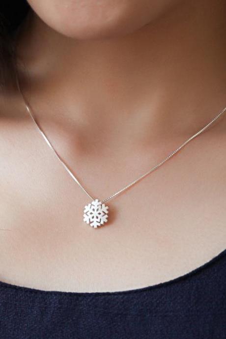 Snowflake Necklace Korean Version Of Women's Short Chain Chain Snow Pendant Necklace Christmas Gift