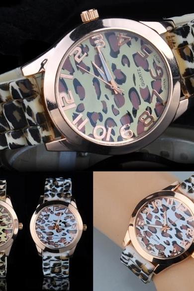Quartz Women Leopard Grain Round Dial Wrist Watch