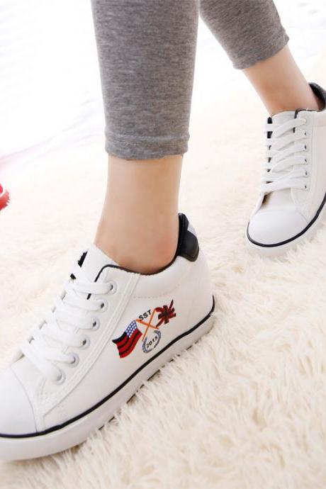 Flag Print Low Cut Lace Up Sneakers